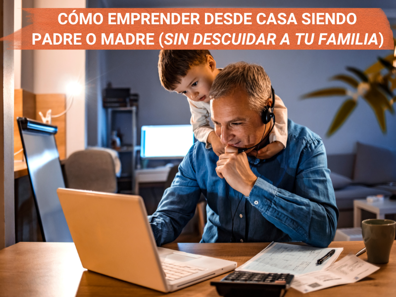 Un padre trabajando en su laptop junto a su pequeño hijo. Representa el emprender desde casa con hijos sin descuidar a la familia.